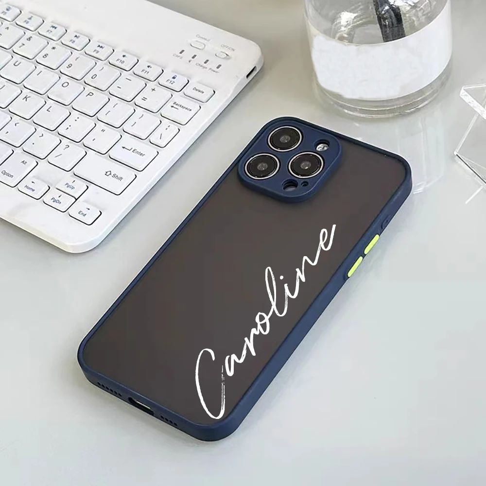 Capa Translúcida Personalizada com Nome em Caligrafia — Proteção Antichoque e Lente Protegida