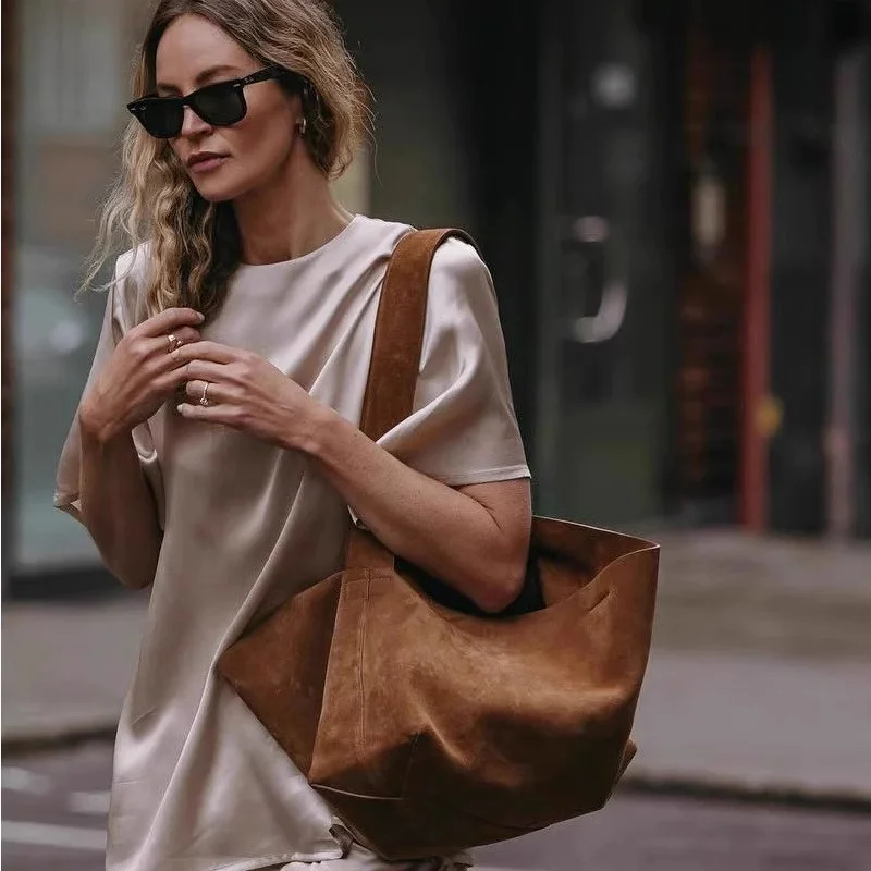 2025 New Retro Bag Brown Large Capacity Shoulder Bag, Underarm Bag, Crossbody Bag Fashion and Leisure Daily Commuter Women's Bag