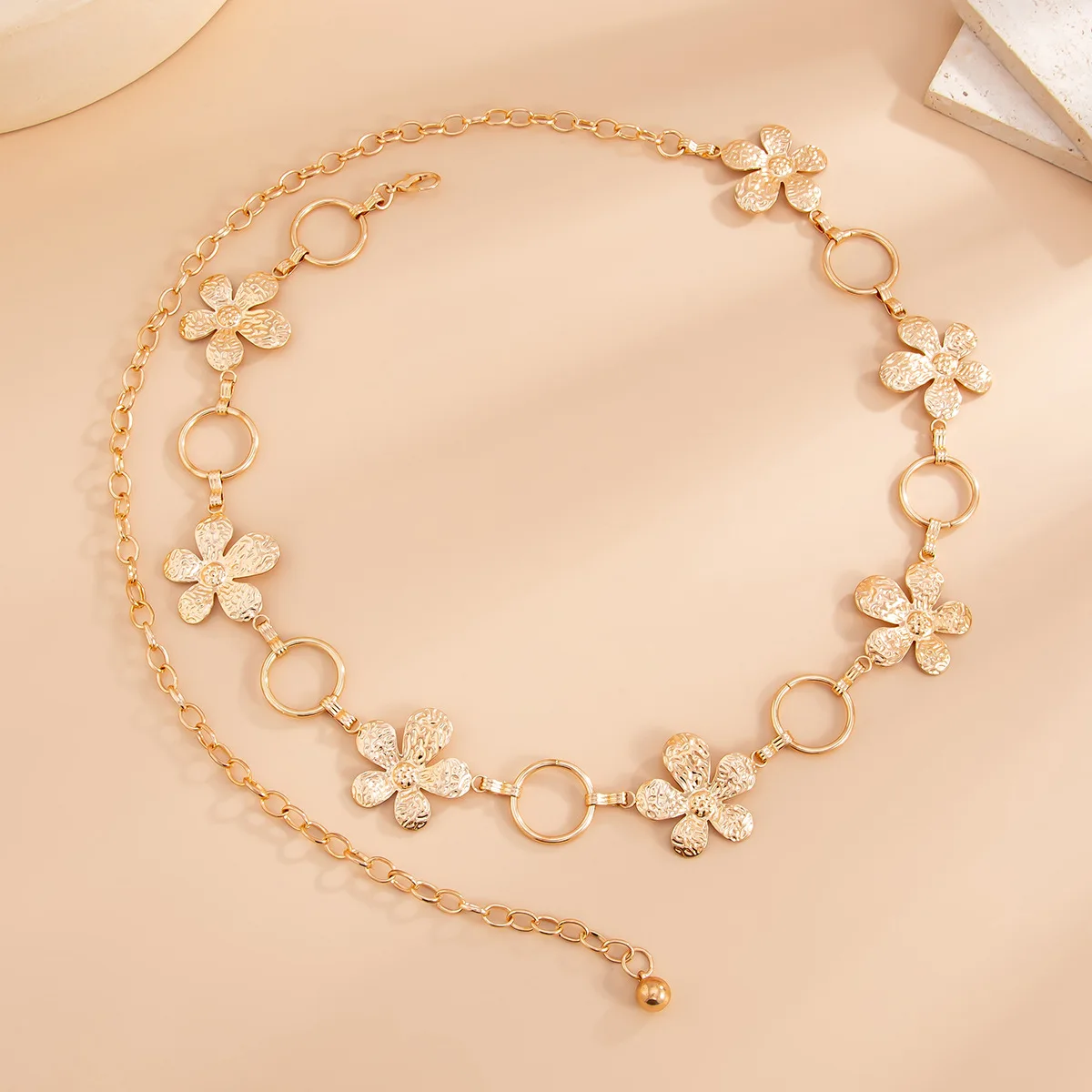 Luxuriöse Blumenapplikation, Körperkette, schwüle Allure, Multi-Link-Metall-Taillenschmuck, handwerklich gefertigte Damen-Akzent-Couture-Abend-Glam – Detail 11