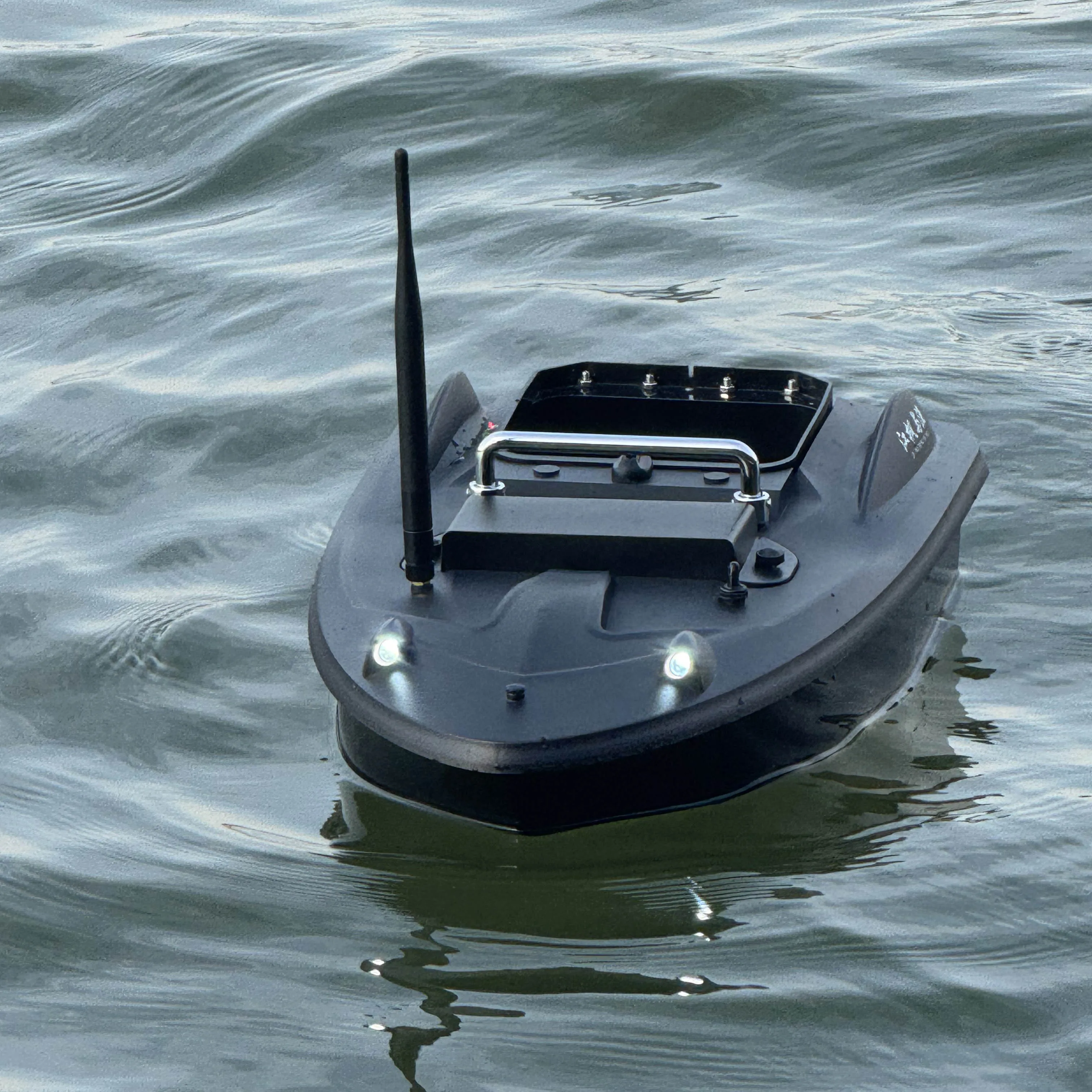 Chinese Fishing Tackle r GPS Intelligent Remote Control Bait Boat Can Be Located Remotely on Autopilot