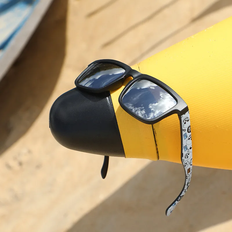 Klassische, quadratische, farbenfrohe, polarisierte Sport-Sonnenbrille – gemusterte Bügel, bequeme Passform zum Radfahren, Angeln, Strand und Freizeit – Detail 2
