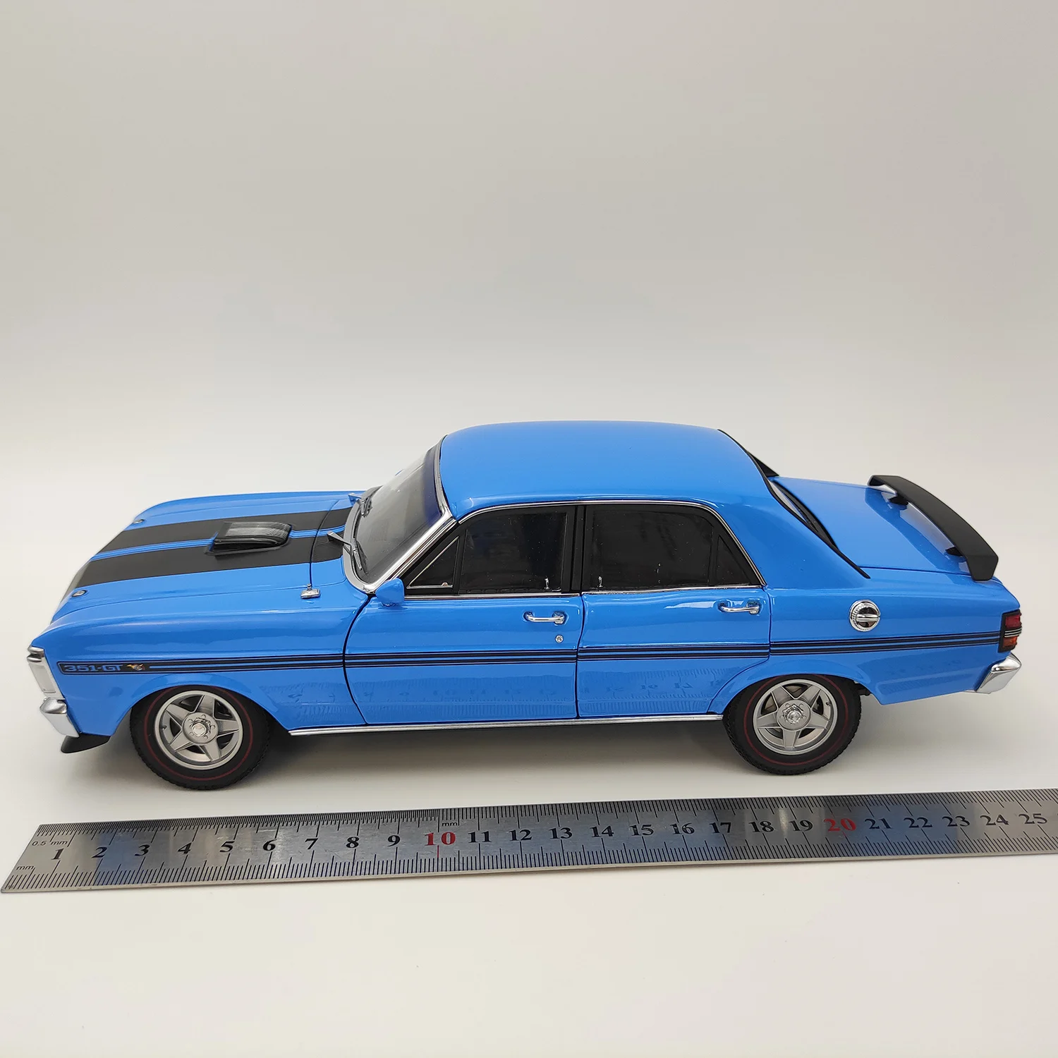 No Box Diecast 1/18 Scale CC FORD Ford FALCON Alloy Car Model