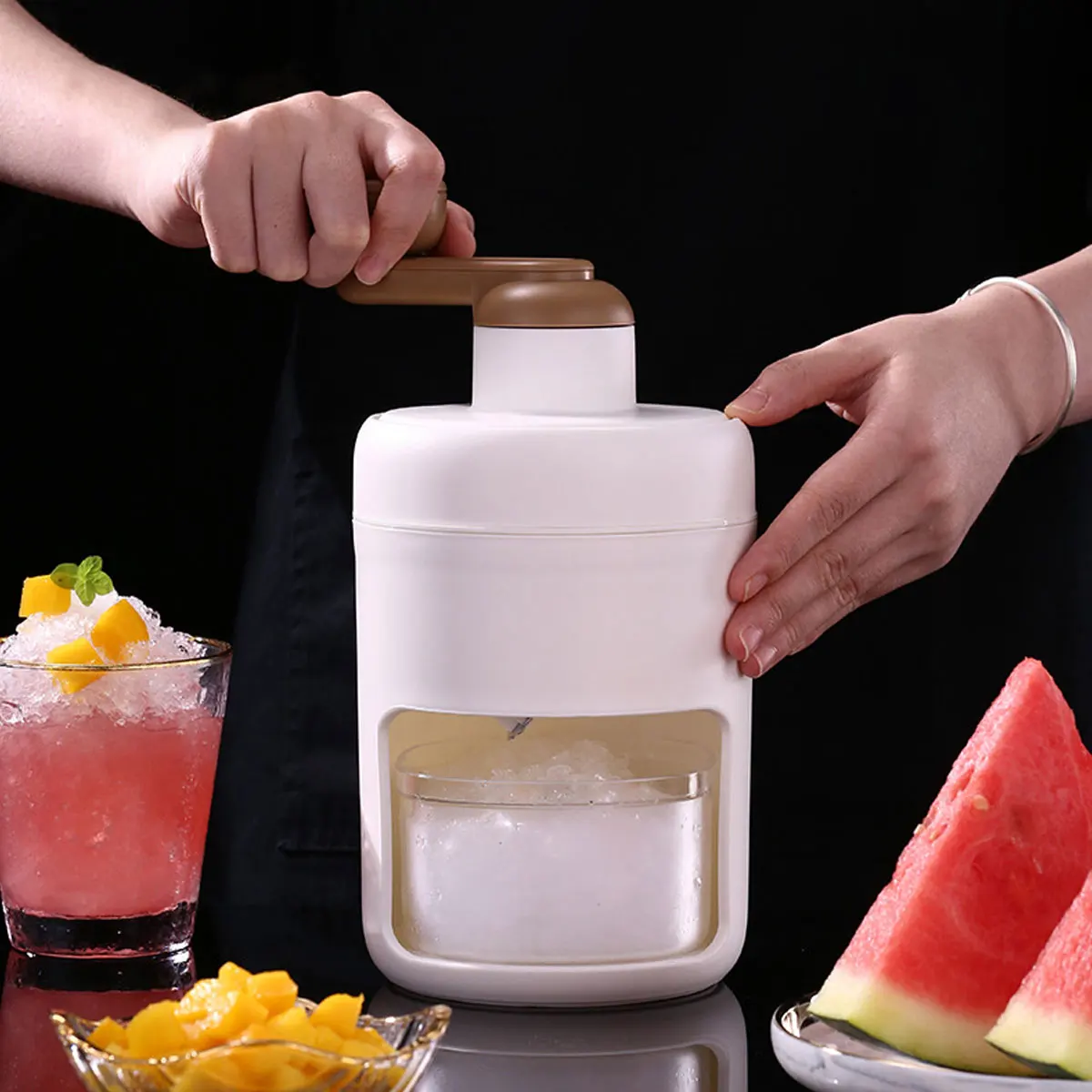 

Mini Manual Ice Crusher Hand-Crank Ice Shaver with Ice Freezing Mold Household Ice Shredding Machine Anti-Slip Kitchen Gadgets