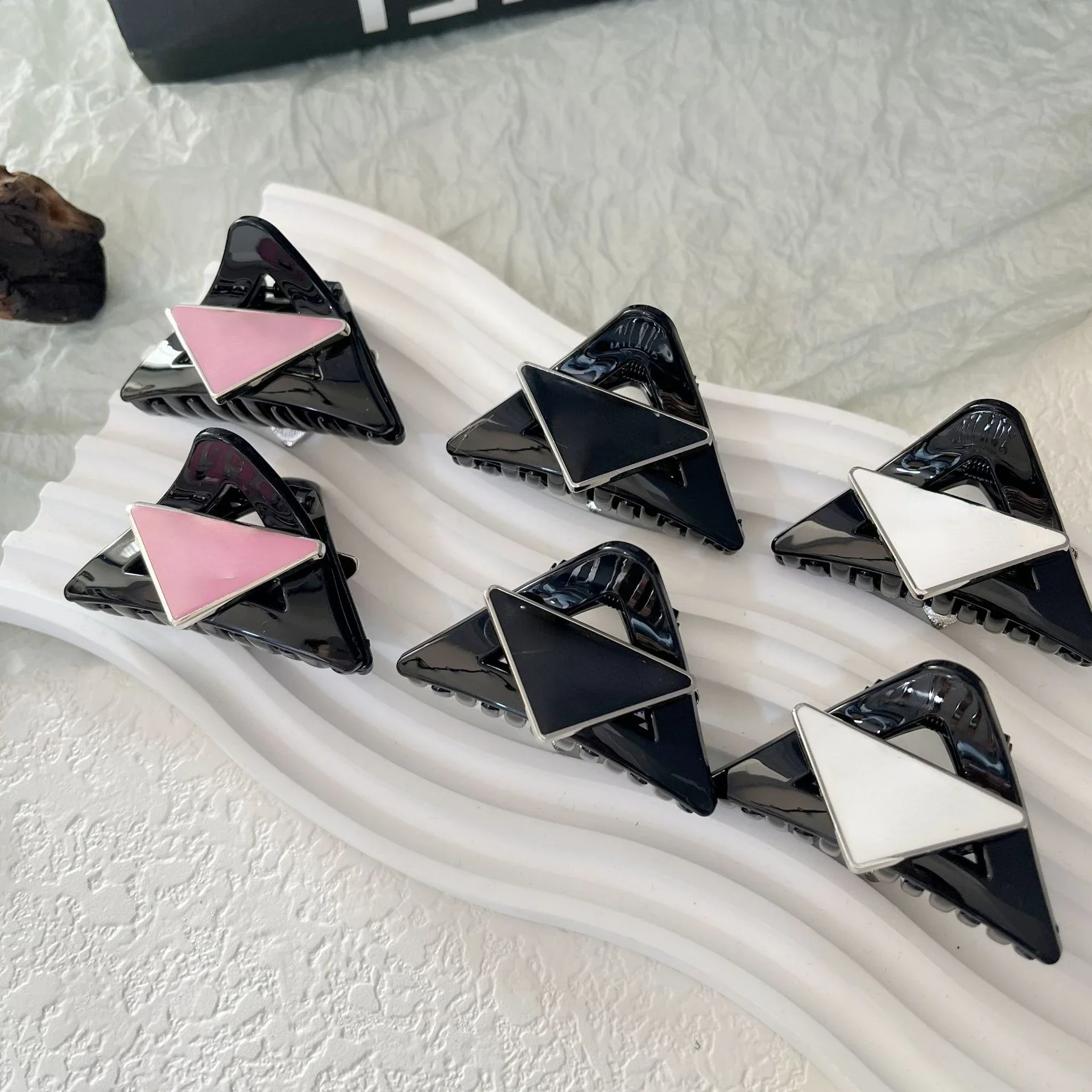 

2024 HOT Triangle Grab Clip Premium Small Hairpin with Bang Edge Clip Spring/Summer Shark Clip P Popular Home Hairpin 헤어핀