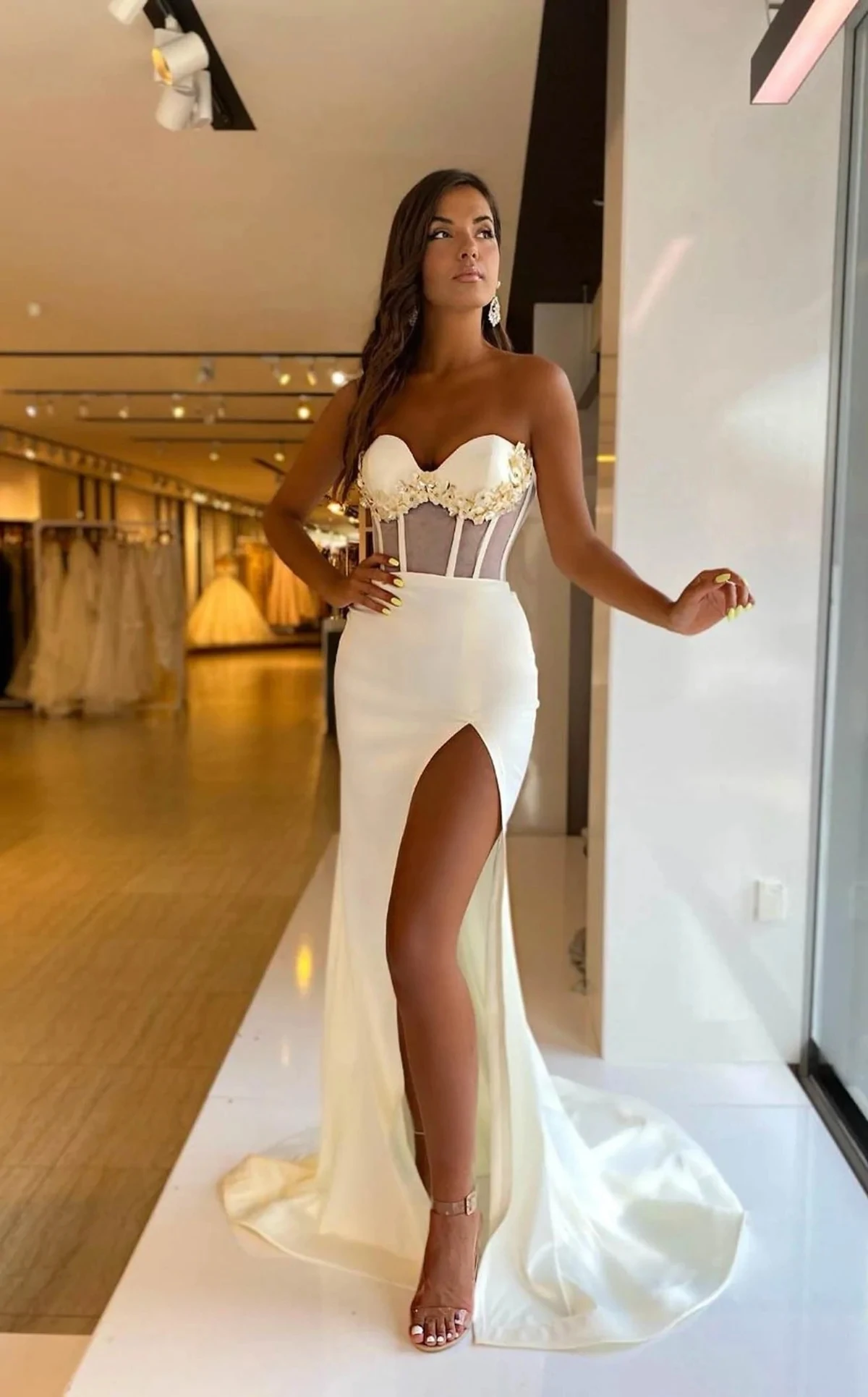 

2023 Ethereal Sweetheart Neckline Corset Dress Full-length Skirt and Thigh-high Slit Swirl Sweep Train
