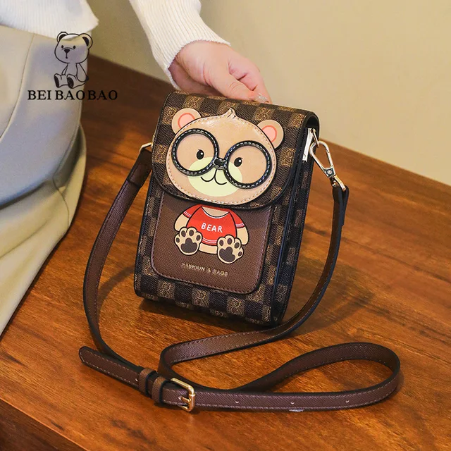 Versatile and fashionable crossbody bag with a cute cartoon bear design