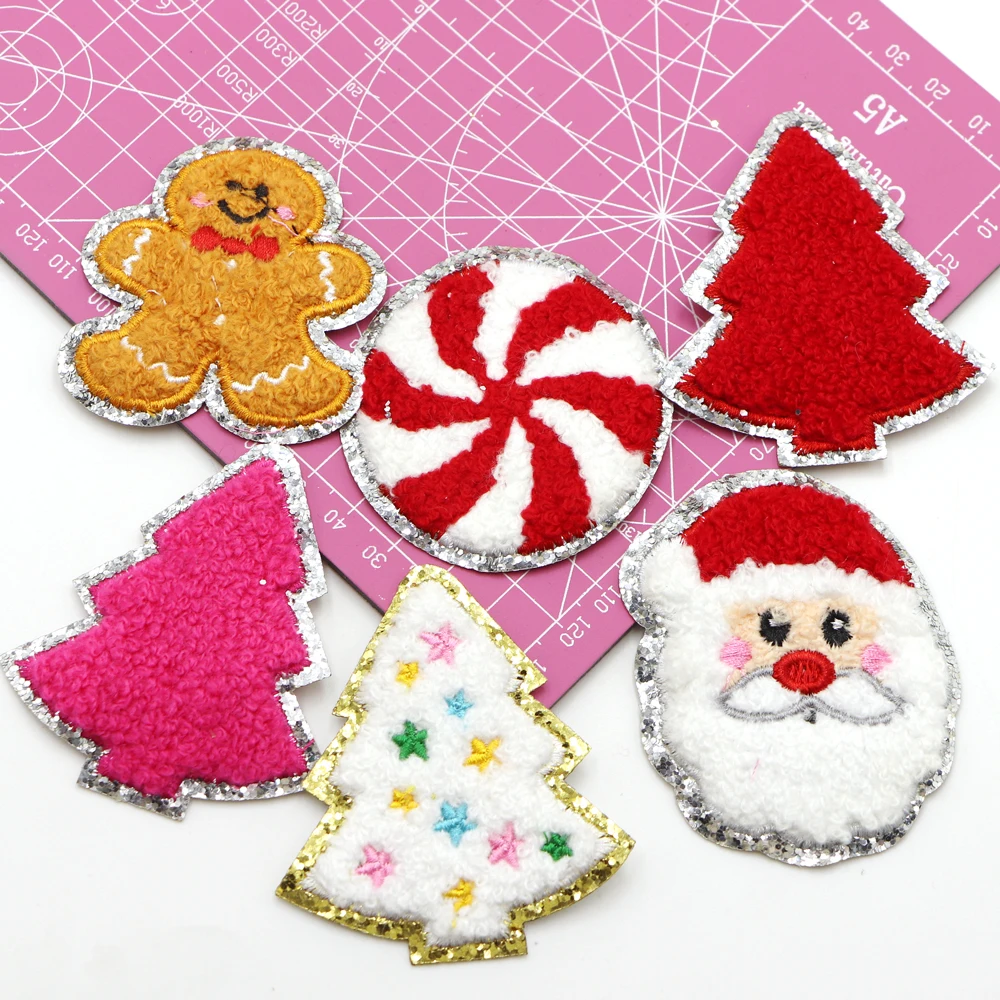 pupazzo di neve di natale con un cappello da babbo natale. sfondo di neve che cade. un pupazzo di neve con palline decorative. elemento di design natalizio con palline decorative blu e