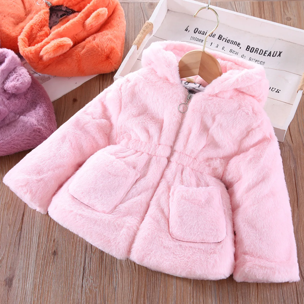 

Новая зимняя одежда для девочек с хлопковым утепленным пальто, милое однотонное теплое хлопковое пальто с капюшоном и ушками из мультфильма для 2-8 лет