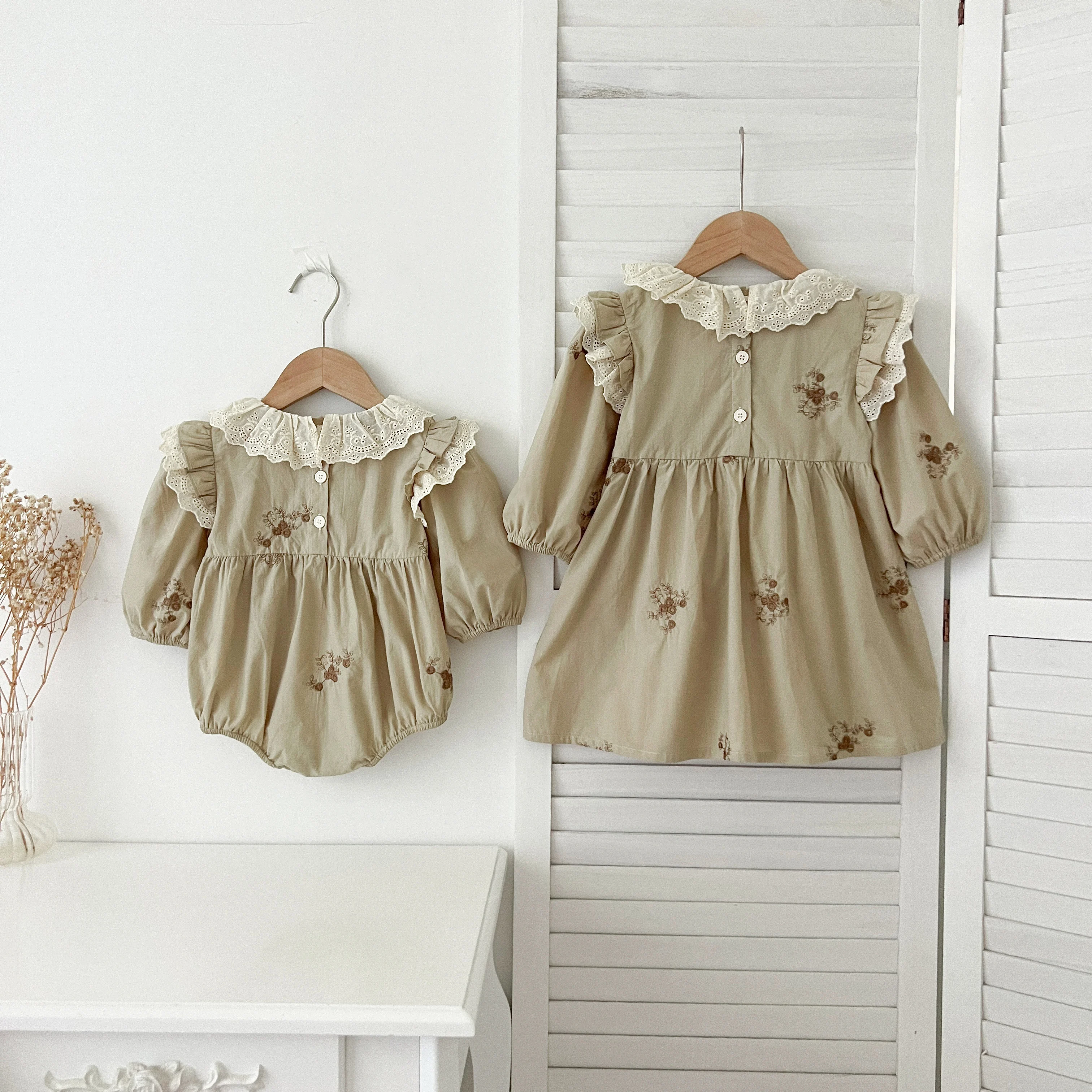 2024 Schwester Kleidung Baby Mädchen Kleid Body Herbst Schwester Kleid Puppe Kragen Spitze Gestickte Einteilige Kleidung Rüschen Kleid – Detail 3