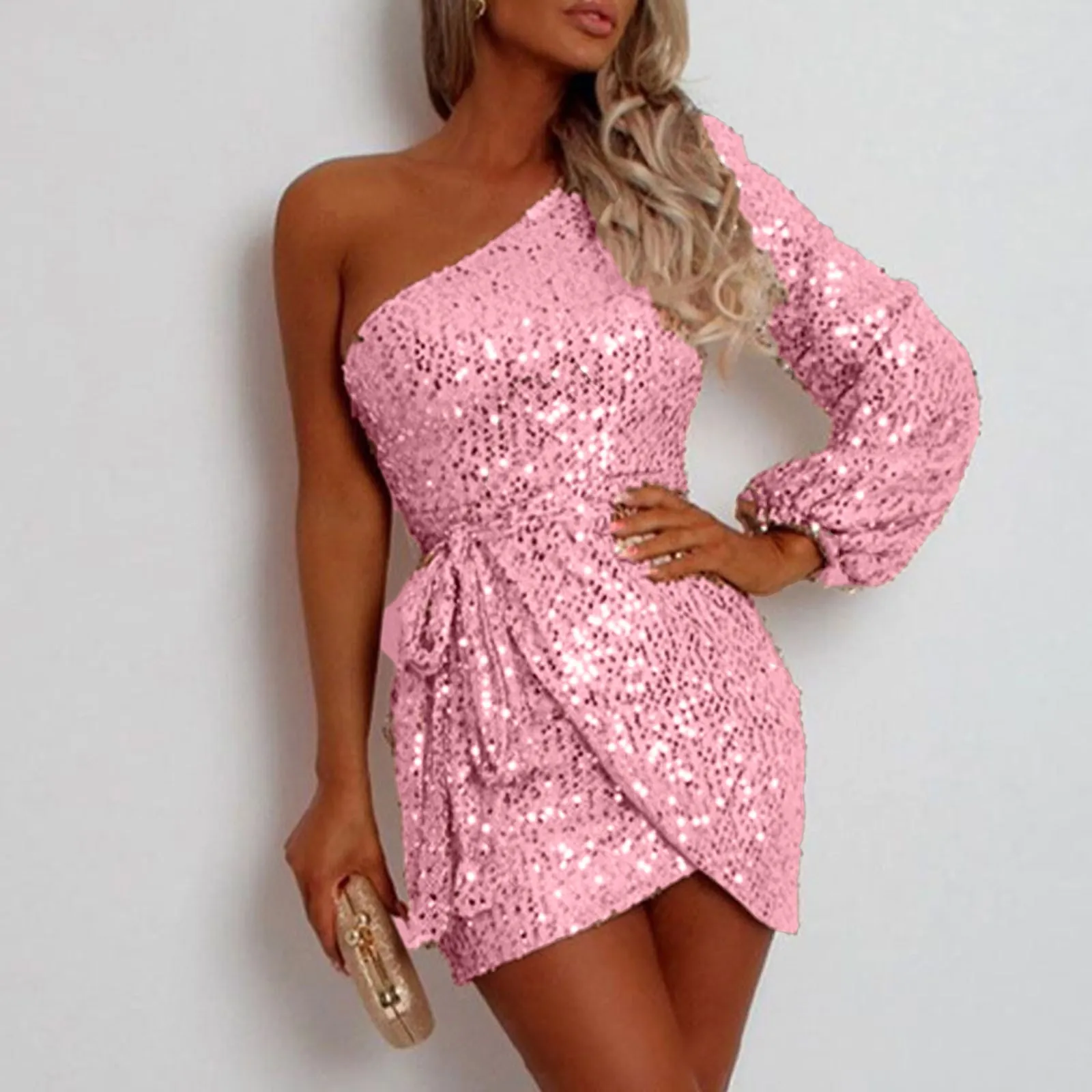 Рисунок 4 - Женское платье с одним открытым