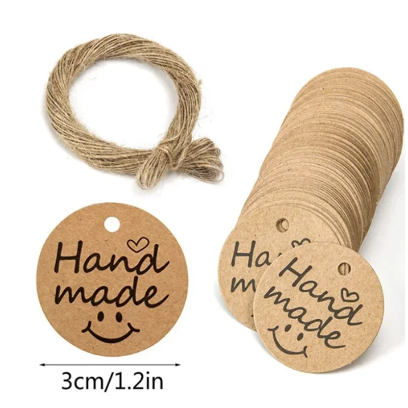 Ďakovné štítky položené vedľa baliacich materiálov