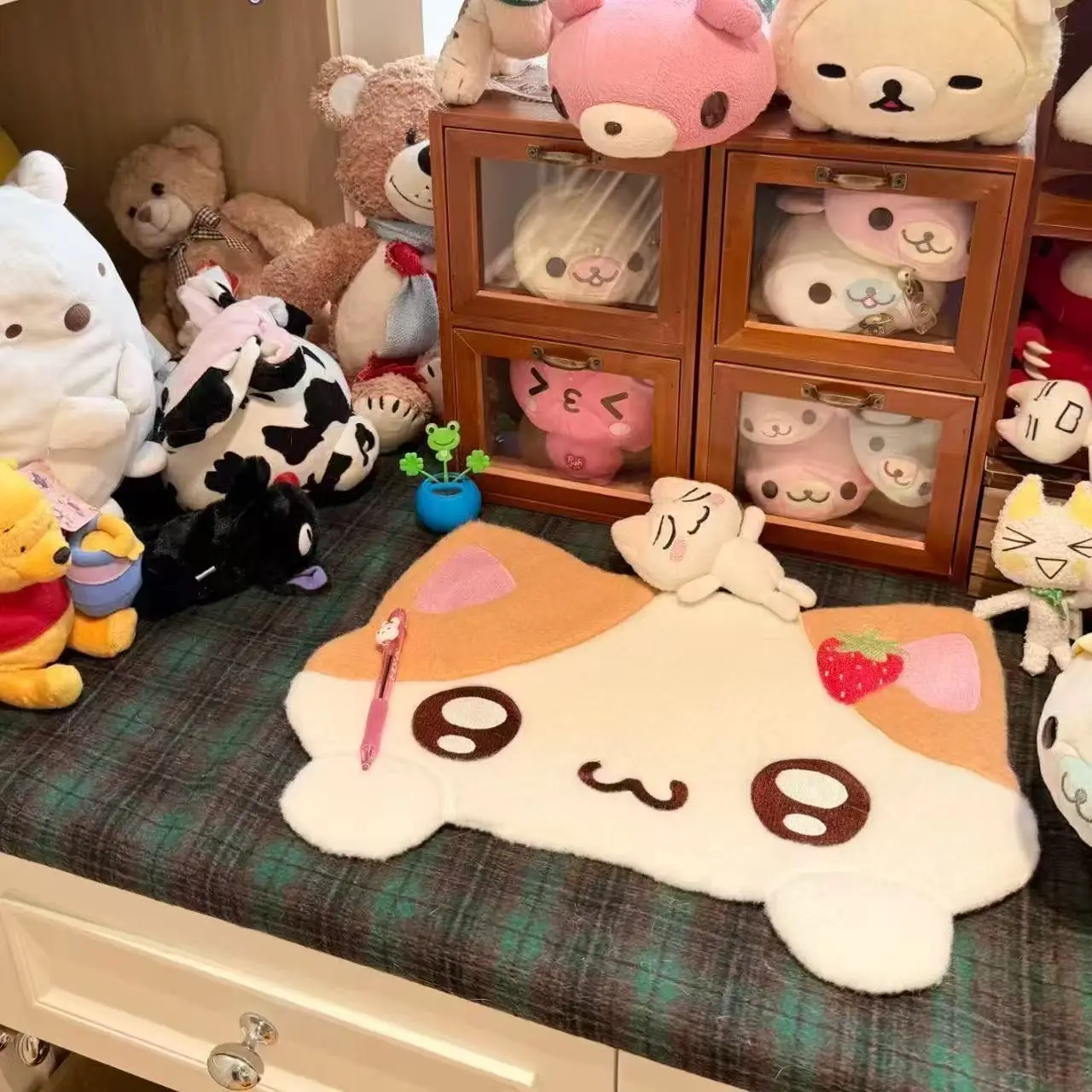 Neue japanische Kätzchen-Tischmatte aus Stoff, verdickt, als Schreibtischdekoration und für Posing-Requisiten, stilvolle Studenten-Posing-Matte als Geschenk – Detail 6