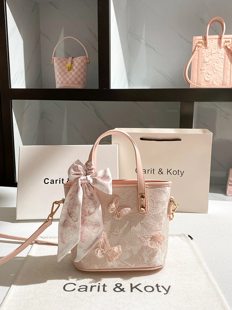 حقيبة يد أنيقة وفاخرة، تتميز بتصميم يضم زخارف فراش...