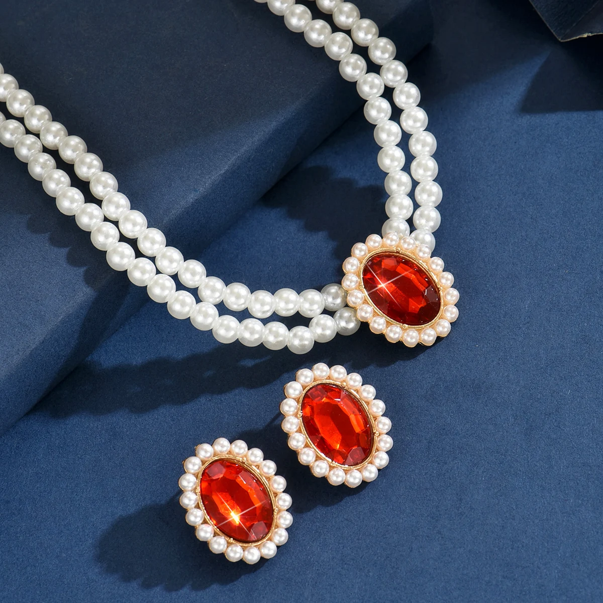 Conjunto de joias sendo usado por uma mulher com vestido de noiva