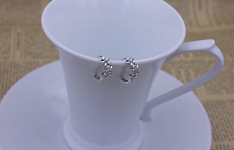 Orecchini di fiori piccoli in argento 925 di moda all'ingrosso orecchini di cristallo rotondi con zirconi eleganti donne carine Charms regalo di gioielli da sposa