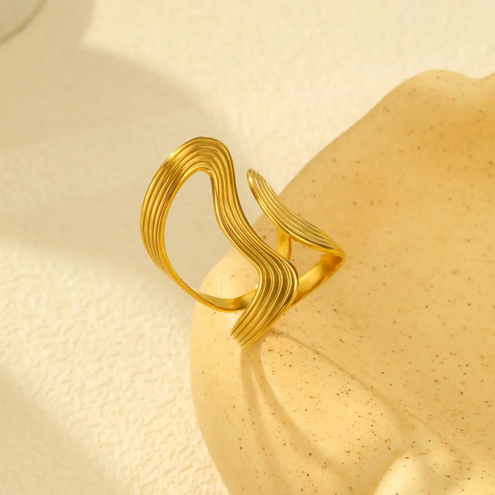 Anello con nodo d'amore per donna, anello impilabile delicato placcato oro in acciaio inossidabile, piccoli gioielli con nodo - immagine 6