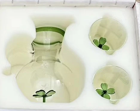 

High quality water bottle with leaves paired with cups