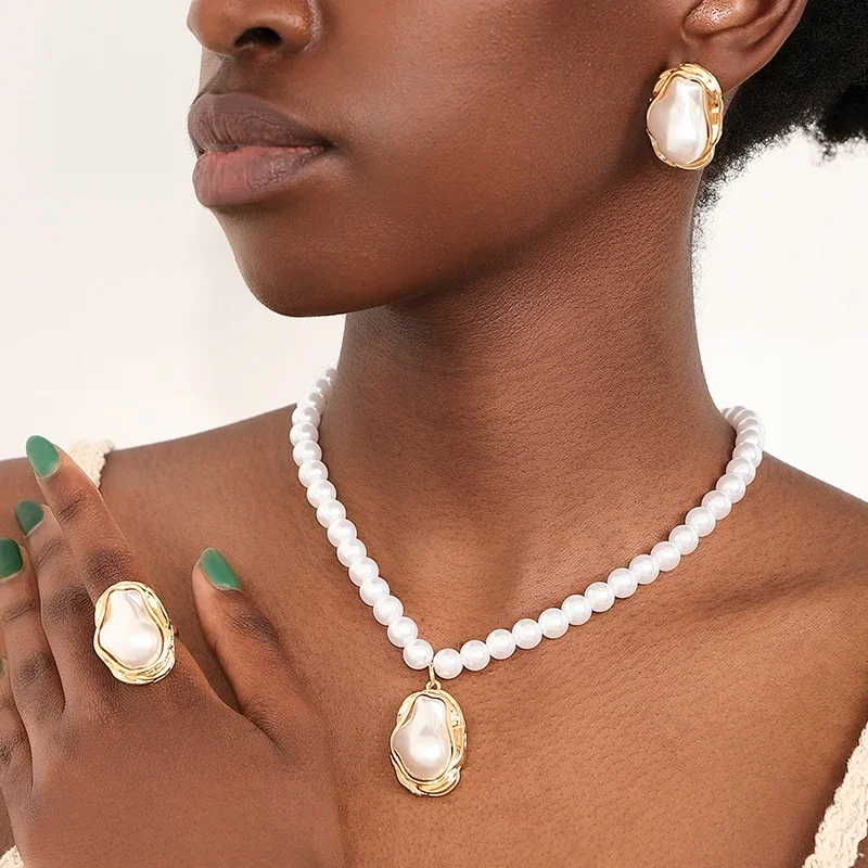 قلادة لؤلؤ وأقراط باروك بتصميم هندسي أنيق