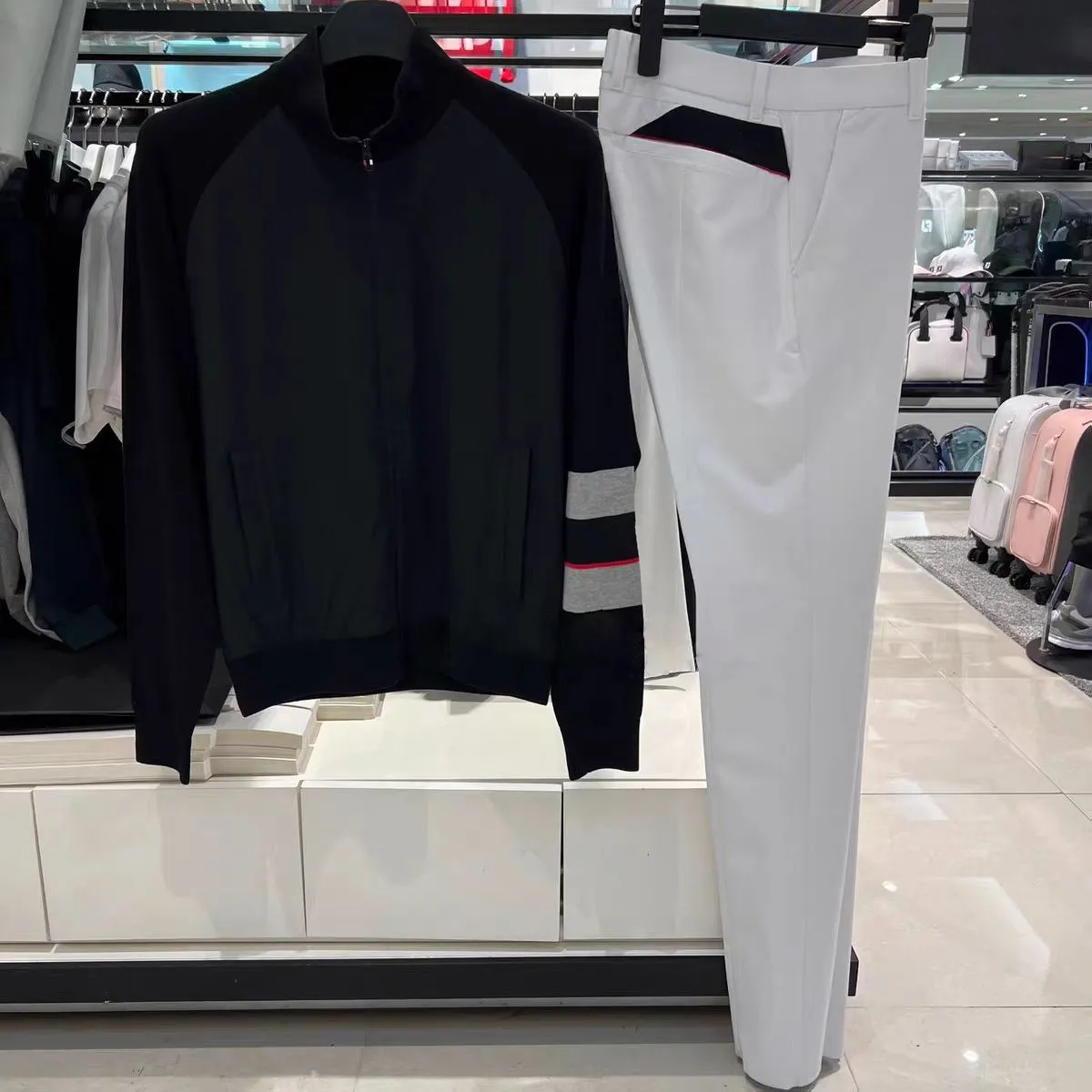 26 신상품: 한국 남성 골프 패션 - 스탠드업 칼라와 컬러 블로킹이 있는 다용도 아웃도어 캐주얼 스포츠 재킷