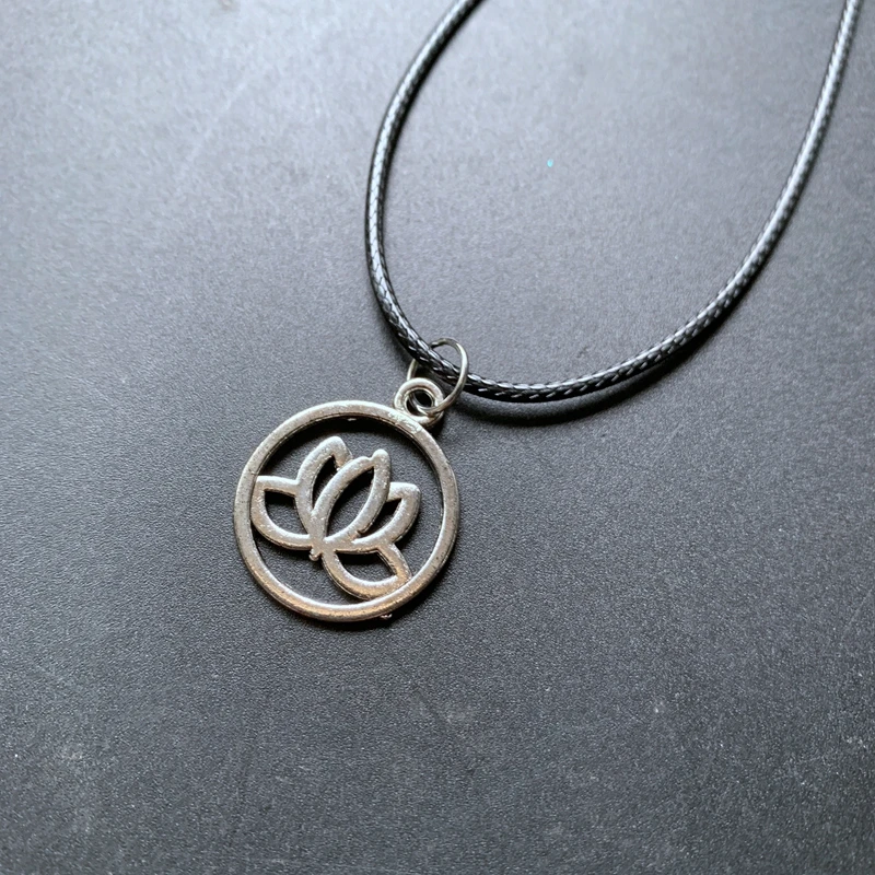 Collar con dijes de flor de loto para hombre y mujer, joyería colgante de aleación, collar de Buda de Yoga, Amule, joyería al por mayor, 1 ud.