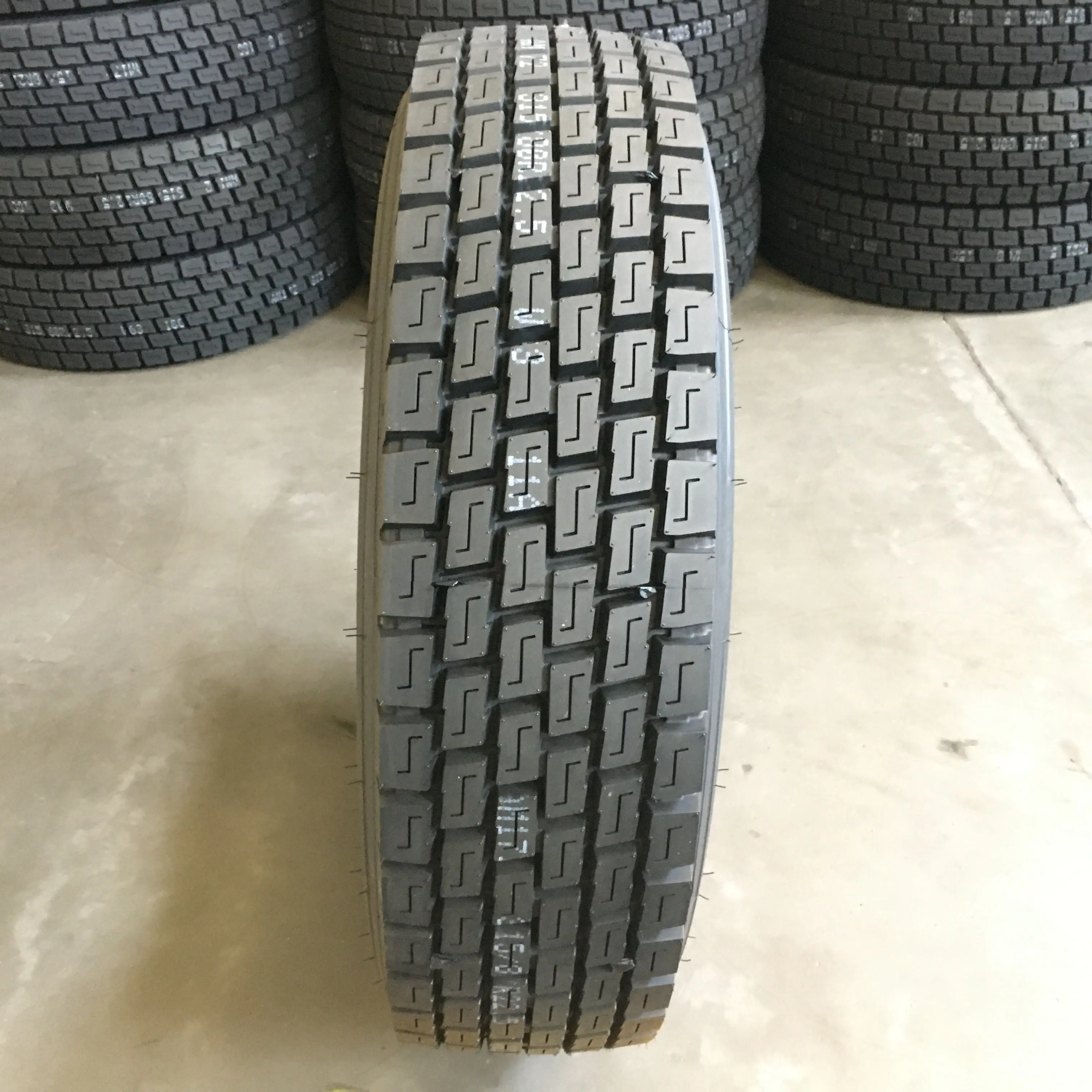 China factory 215/75R17.5 235/75R17.5 265/70R19.5 radial drive wheel truck tyres