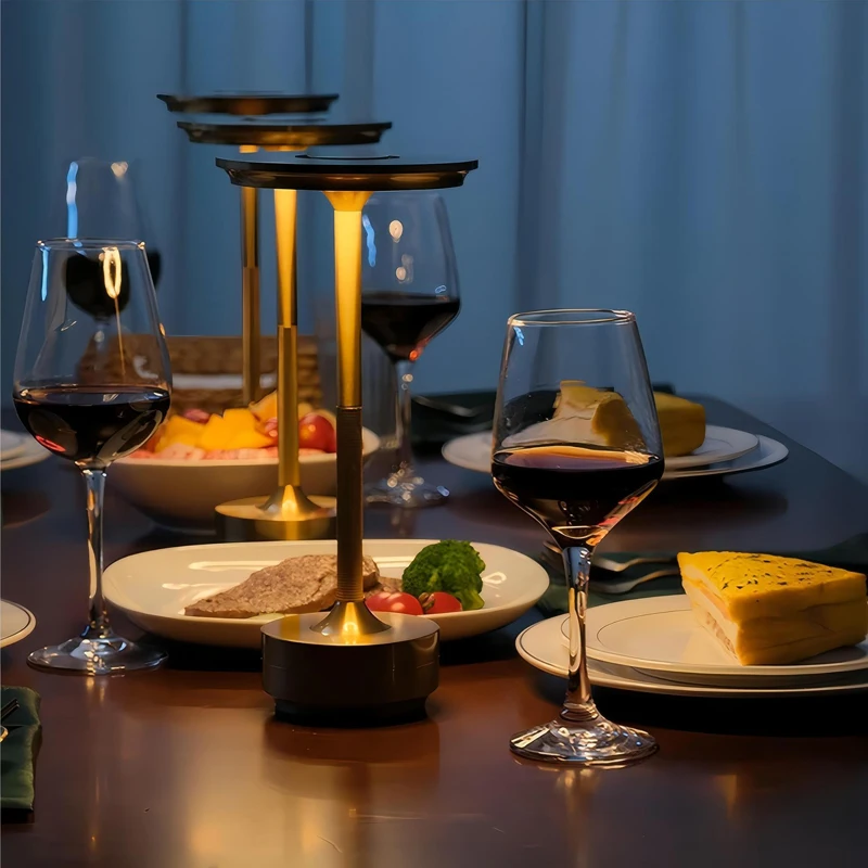 Рисунок 6 - Лампа на металлическом столе с