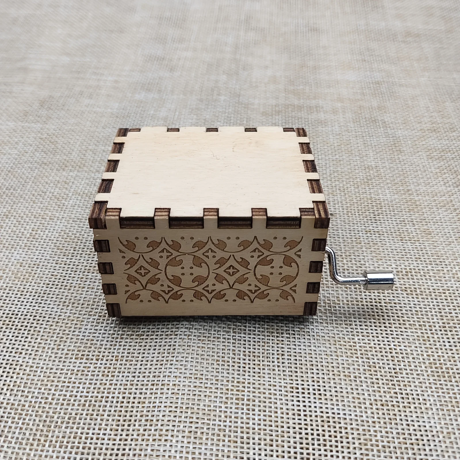 1pc Music Box Wooden Antique Carved Hand Cranked Classic Theme Music for Birthday Christmas Gifts Family Decoration