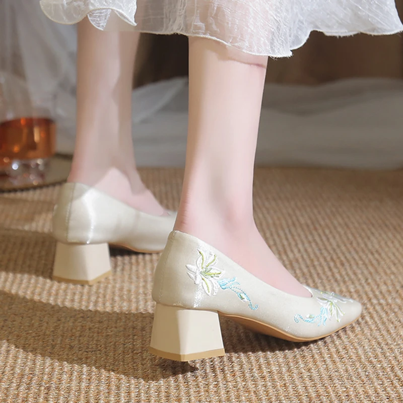 New Embroidery Satin Bride Shoes Women Chinese Style Slip On Thick Heels Pumps Woman Square Toe Wedding High Heel Shoes Ladies 4