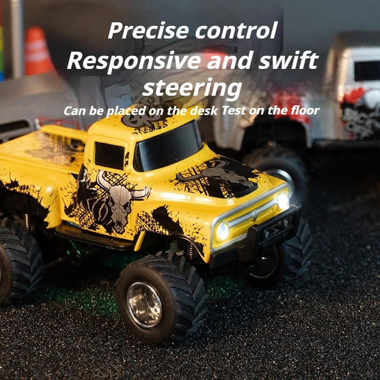 Char robot RC avec remorque surmontant un obstacle, jouet tank télécommandé pour enfant en mode aventure.