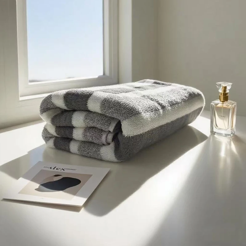 1-pack thick bath towel, strong water absorption and quick drying, non shedding, durable - very suitable for families, beaches,