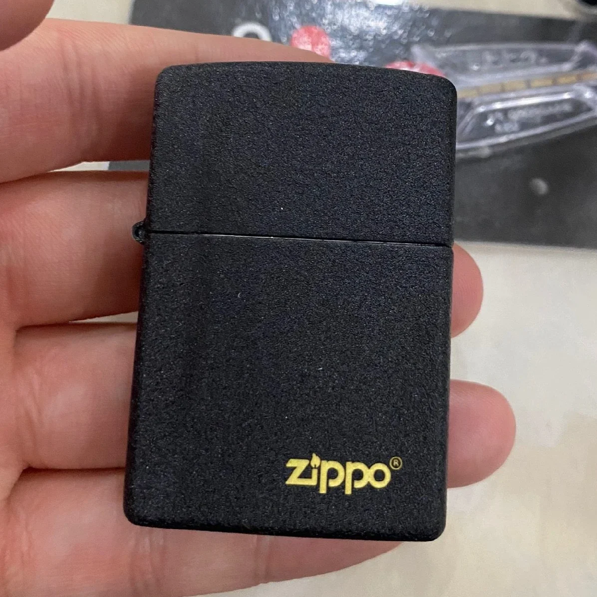 Accendino Zippo Guscio Smerigliato Nero Con Logo Zippo Dorato Collezione Antivento In Scatola