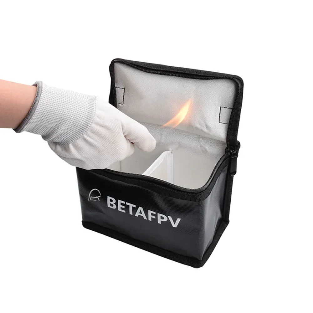 Batterie Lipo insérée dans le sac de sécurité ignifuge pour drone, prête pour le transport ou la charge