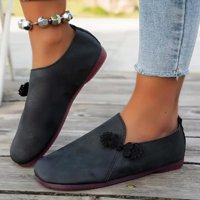 أحذية نسائية مسطحة على الطراز الأوروبي والأمريكي لعام 2026 - أحذية كاجوال مريحة بمقدمة مستديرة وقصة ضحلة، مناسبة للتنقل اليومي، متوفرة بمقاسات كبيرة