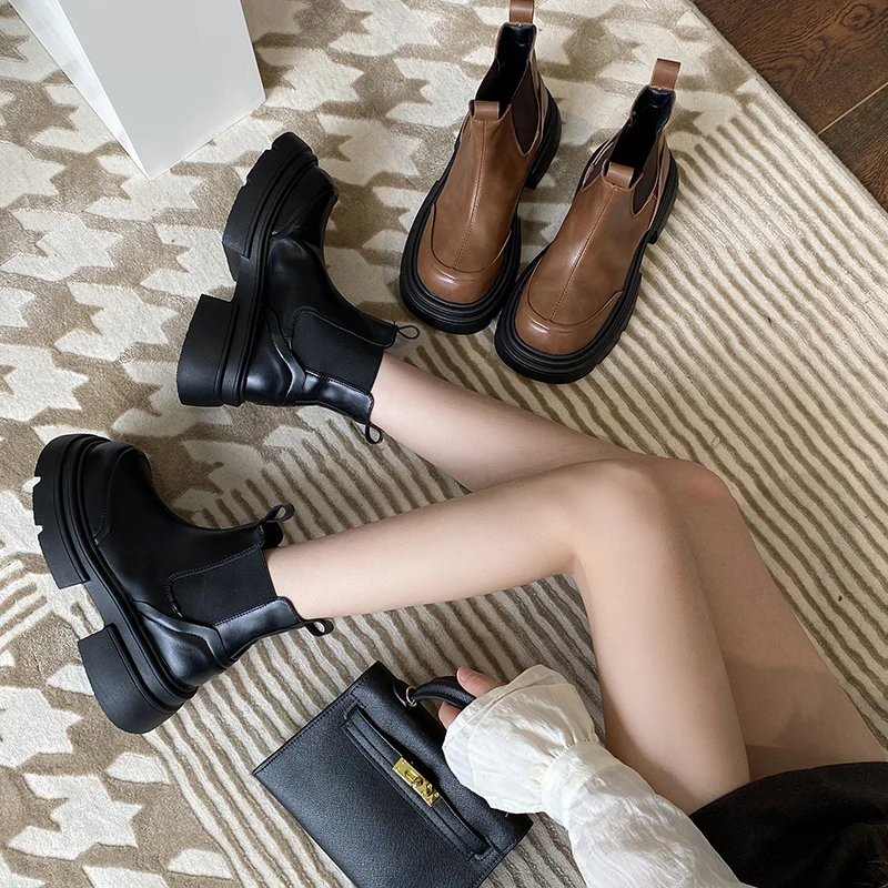Stivali Donna Nuove 2023 Scarpe Zoccoli Piattaforma Calzature Invernali Designer Di Lusso Punta Tonda Chelsea Med Rock Ladies Rubber Fashion Loli