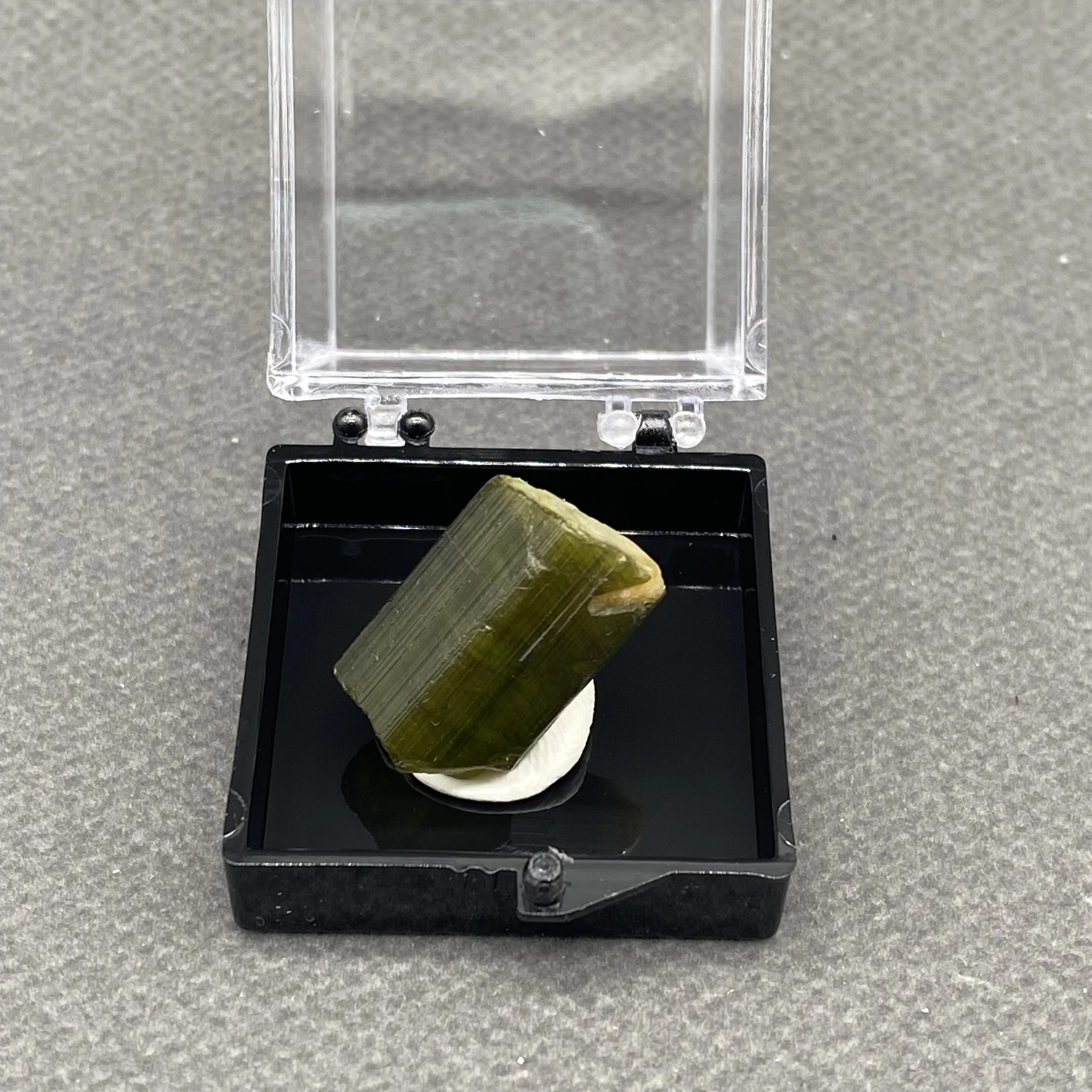 100%  Natural Green tourmaline Mineral Specimens Stones and Crystals Healing Crystal   +Box size:35*35*35 mm