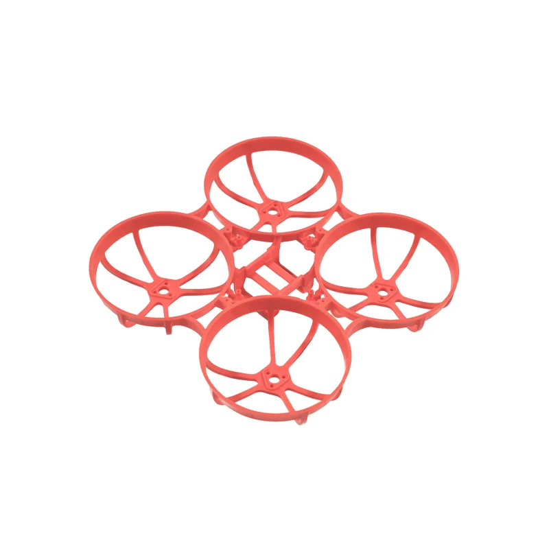 Pilote utilisant des lunettes FPV avec le drone de course FPV mini en arrière-plan, parfait pour débutants et experts cherchant puissance et précision.