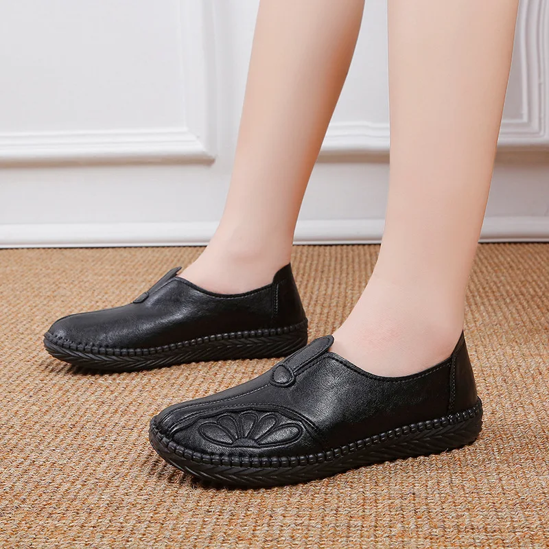 2023 Spring Autumn Leather Women Casual Soft Bottom Comfortable Flat Shoes Femme Walking Slip On Flats Shoes Mother Shoes