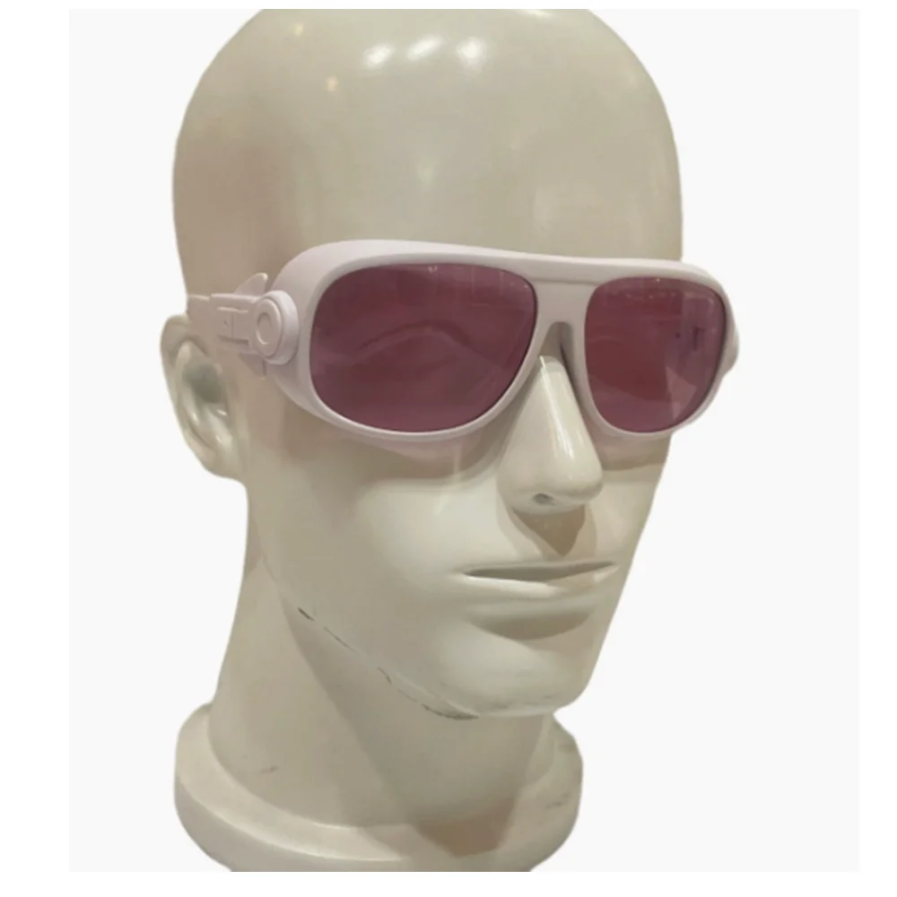 Lunettes de protection laser 755-808nm portées par un professionnel dans un environnement de laboratoire.