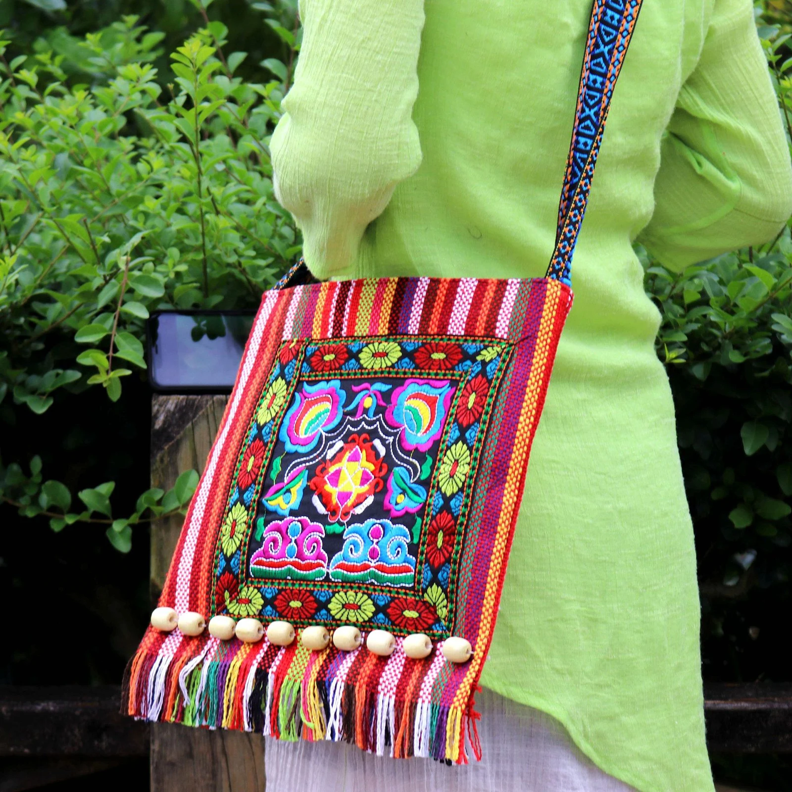 

Female Retro Crossbody Bag Floral Embroidery Shoulder Bag Handbag with Tassels for Beach Travel Shopping