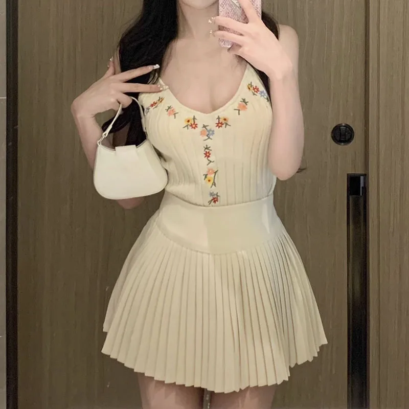 

Пикантный вязаный комплект из двух предметов с жилетом на бретелях-спагетти с цветочным рисунком и плиссированной юбкой с высокой талией для женщин