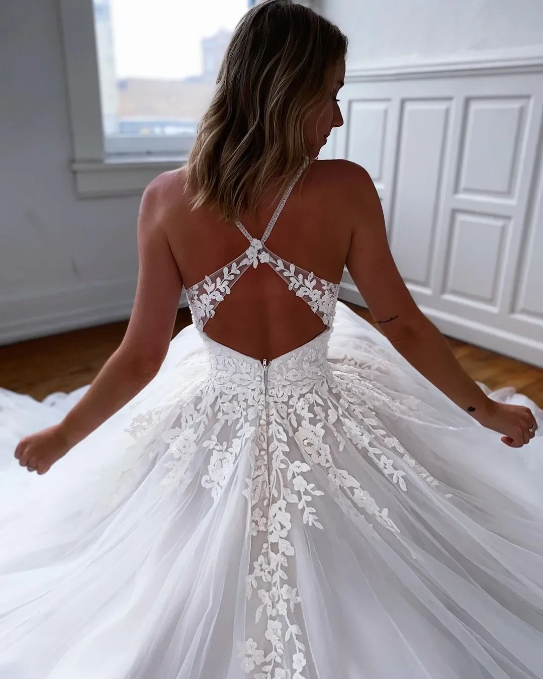 Classy elegance backless svatební šaty špagety popruhy krk lodni linky appliqued svatební gowns zametat cvičit tyl róba de mariée