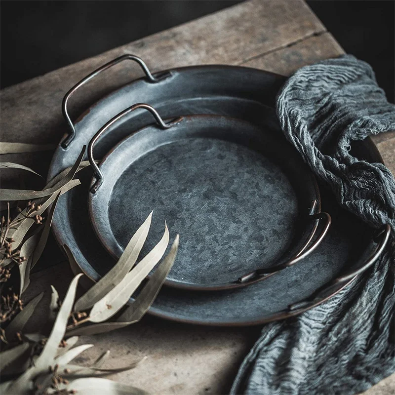Fruit Plate Retro Round Metal Dinner Plate Handcrafted Vintage Iron Storage Tray Fruits Bread Tray with Handles Photography Props 2Pcs