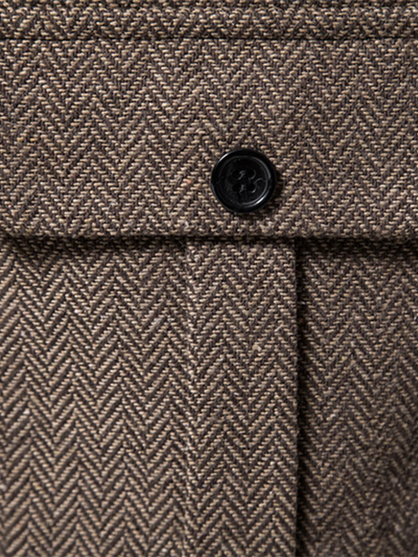 Elegante Herren-Weste mit Fischgrätenmuster für Geschäftsbankette und Hochzeiten. Stilvolle und bequeme Herren-Freizeitweste – Detail 5