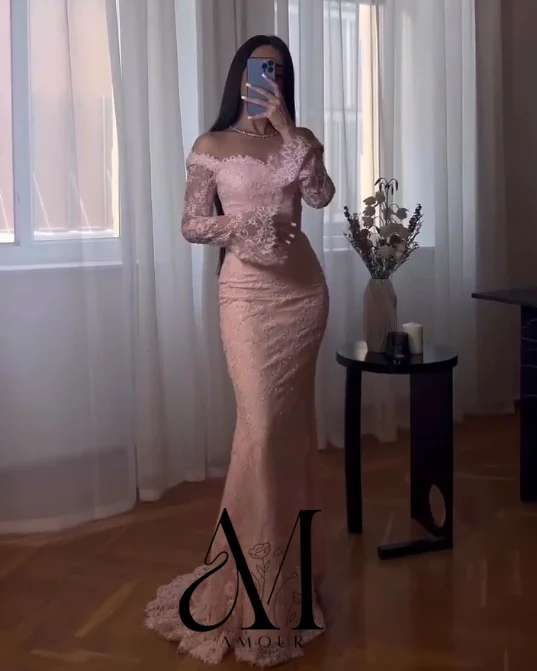 فساتين سهرة سعودية مخصصة على شكل حورية البحر من أمور، بتصميم مكشوف الأكتاف وطول يصل إلى الأرض، مزينة بالدانتيل والترتر وأكمام طويلة، فساتين حفلات أنيقة 2026