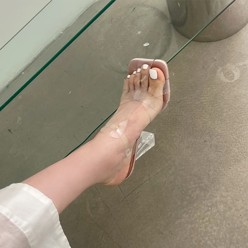 Рисунок 5 - Женские сандалии с квадратным носком ZOOKERLIN