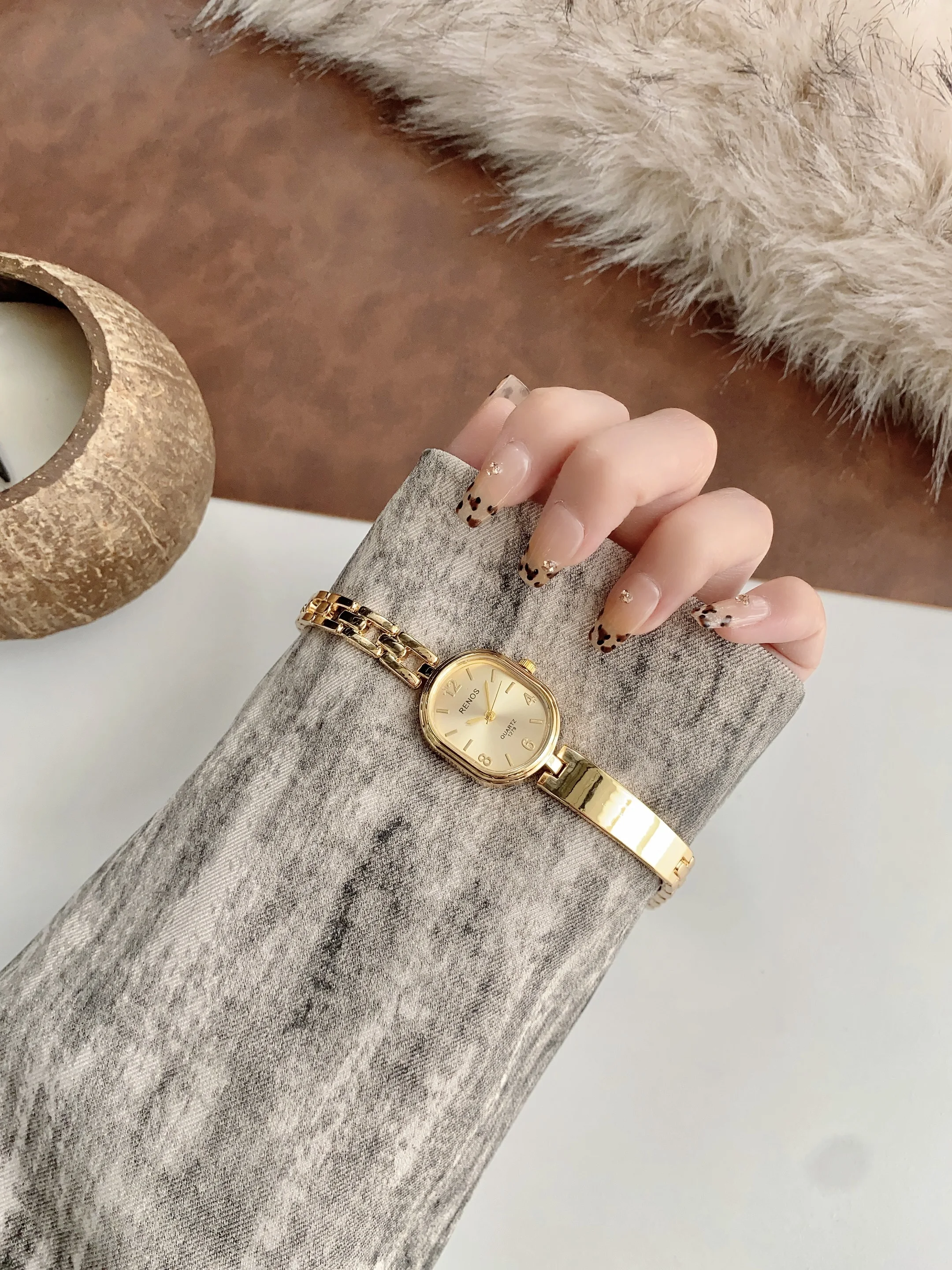 ساعة كوارتز نسائية بيضاوية ذهبية بسيطة وعصرية، منا...