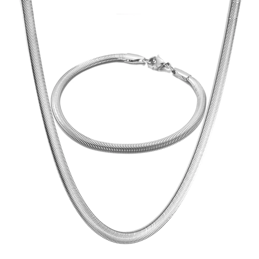 Modella donna con collana serpente
