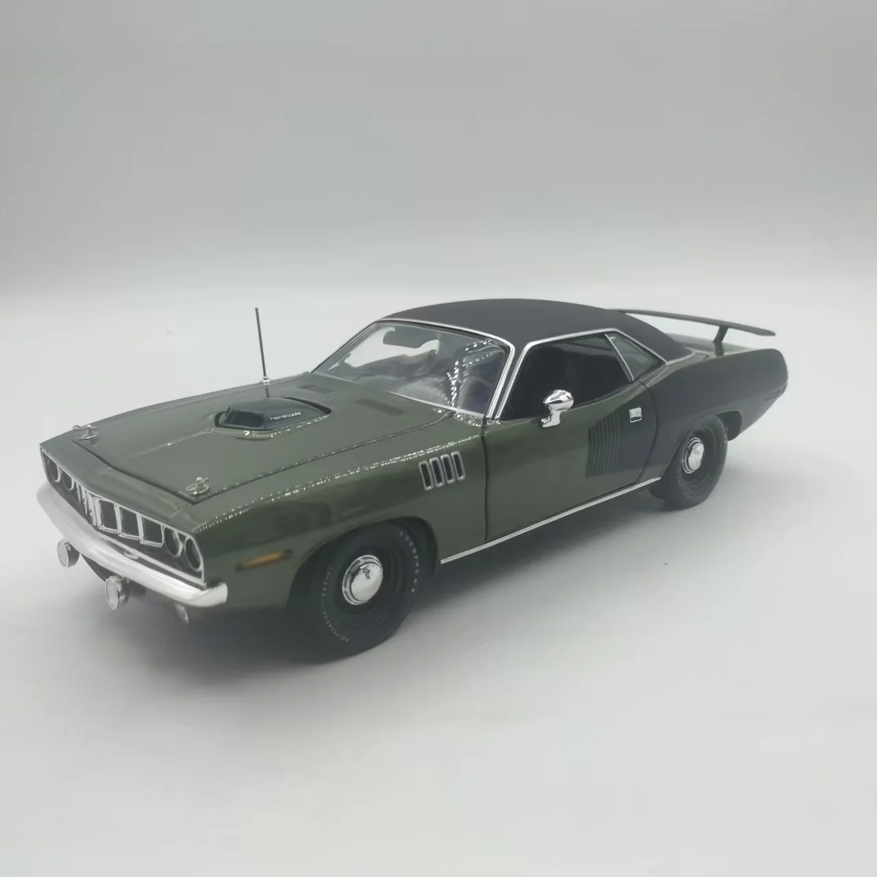 Die-cast 1:18 Scale 1971 Plymouth Barracuda Muscle Car Simulation Alloy Car Model Fan Collection Home Decoration Metal Ornaments