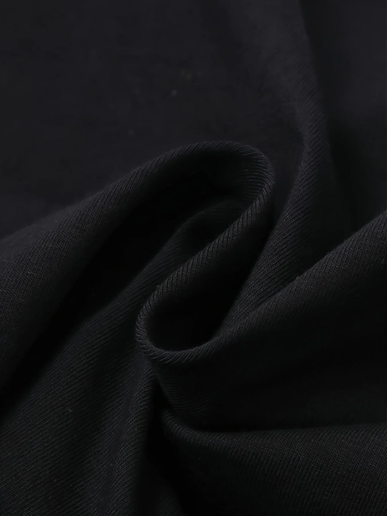 Рисунок 2 - Футболка с круглым вырезом и графическим принтом