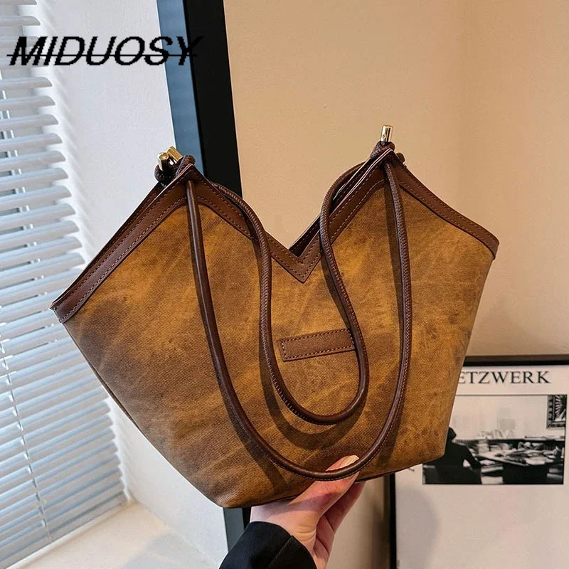 

Женская сумка, вместительные тоуты с особым дизайном, новинка 2023, модная универсальная классическая сумка на одно плечо в стиле ретро для поездок